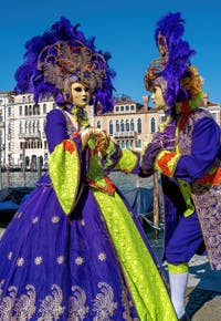 Die Kostümierten des venezianischen Karnevals vor der Madonna della Salute.