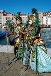 Die Kostümierten des venezianischen Karnevals vor der Madonna della Salute.