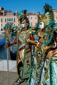 Die Kostümierten des venezianischen Karnevals vor der Madonna della Salute.