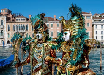 Die Kostümierten des venezianischen Karnevals vor der Madonna della Salute.