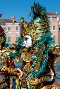 Die Kostümierten des venezianischen Karnevals vor der Madonna della Salute.