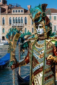 Die Kostümierten des venezianischen Karnevals vor der Madonna della Salute.