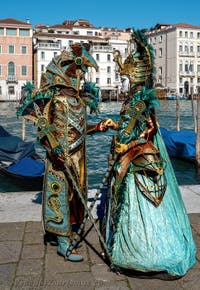 Die Kostümierten des venezianischen Karnevals vor der Madonna della Salute.