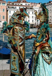 Die Kostümierten des venezianischen Karnevals vor der Madonna della Salute.