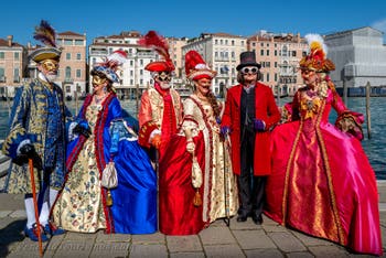 Die Kostümierten des venezianischen Karnevals vor der Madonna della Salute.