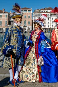 Die Kostümierten des venezianischen Karnevals vor der Madonna della Salute.