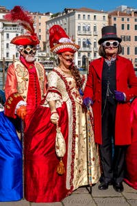 Die Kostümierten des venezianischen Karnevals vor der Madonna della Salute.