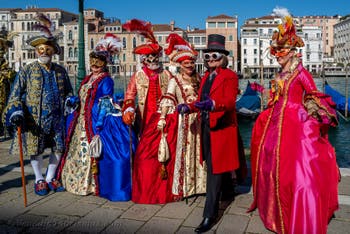 Die Kostümierten des venezianischen Karnevals vor der Madonna della Salute.