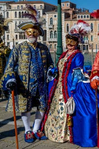 Die Kostümierten des venezianischen Karnevals vor der Madonna della Salute.