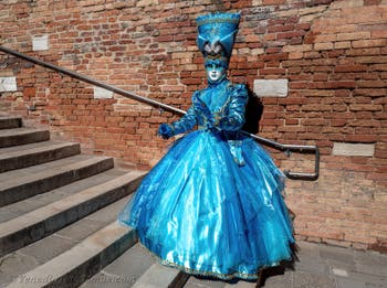 Les costumés du carnaval de Venise sur le Campiello Barbaro.