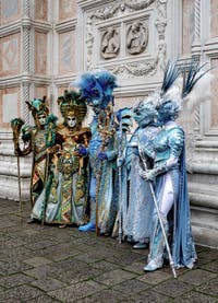 Die Kostümierten der Karnevalsparade von Venedig 2026 vor der Kirche San Zaccaria.