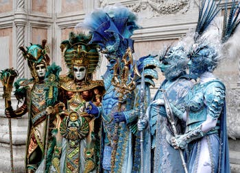 Die Kostümierten der Karnevalsparade von Venedig 2026 vor der Kirche San Zaccaria.