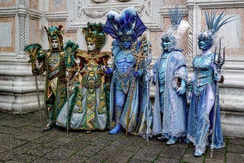 Die Kostümierten der Karnevalsparade von Venedig 2026 vor der Kirche San Zaccaria.