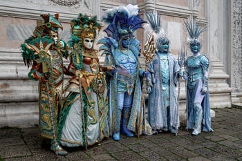 Die Kostümierten der Karnevalsparade von Venedig 2026 vor der Kirche San Zaccaria.