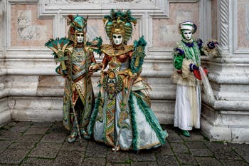 Die Kostümierten der Karnevalsparade von Venedig 2026 vor der Kirche San Zaccaria.