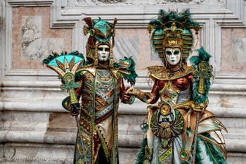 Die Kostümierten der Karnevalsparade von Venedig 2026 vor der Kirche San Zaccaria.