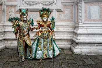 Die Kostümierten der Karnevalsparade von Venedig 2026 vor der Kirche San Zaccaria.