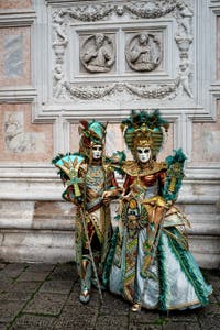 Die Kostümierten der Karnevalsparade von Venedig 2026 vor der Kirche San Zaccaria.