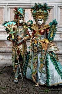 Die Kostümierten der Karnevalsparade von Venedig 2026 vor der Kirche San Zaccaria.