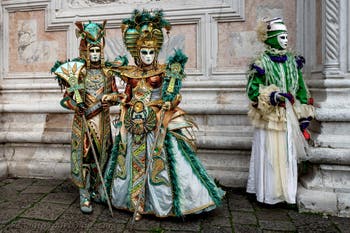 Die Kostümierten der Karnevalsparade von Venedig 2026 vor der Kirche San Zaccaria.