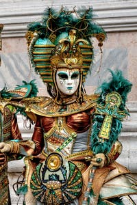 Die Kostümierten der Karnevalsparade von Venedig 2026 vor der Kirche San Zaccaria.