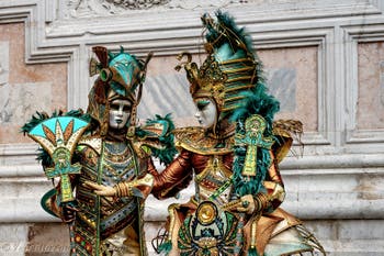 Die Kostümierten der Karnevalsparade von Venedig 2026 vor der Kirche San Zaccaria.