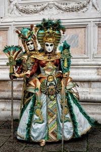Die Kostümierten der Karnevalsparade von Venedig 2026 vor der Kirche San Zaccaria.