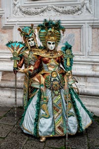 Die Kostümierten der Karnevalsparade von Venedig 2026 vor der Kirche San Zaccaria.
