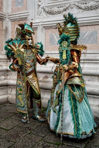 Die Kostümierten der Karnevalsparade von Venedig 2026 vor der Kirche San Zaccaria.