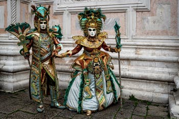 Die Kostümierten der Karnevalsparade von Venedig 2026 vor der Kirche San Zaccaria.