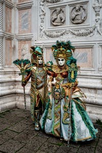 Die Kostümierten der Karnevalsparade von Venedig 2026 vor der Kirche San Zaccaria.