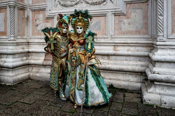 Die Kostümierten der Karnevalsparade von Venedig 2026 vor der Kirche San Zaccaria.