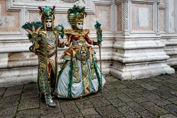 Die Kostümierten der Karnevalsparade von Venedig 2026 vor der Kirche San Zaccaria.