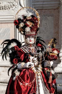 Die Kostümierten der Karnevalsparade von Venedig 2026 vor der Kirche San Zaccaria.