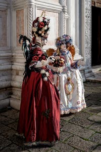 Die Kostümierten der Karnevalsparade von Venedig 2026 vor der Kirche San Zaccaria.