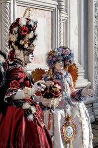 Die Kostümierten der Karnevalsparade von Venedig 2026 vor der Kirche San Zaccaria.