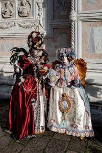 Die Kostümierten der Karnevalsparade von Venedig 2026 vor der Kirche San Zaccaria.