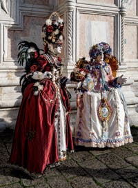 Die Kostümierten der Karnevalsparade von Venedig 2026 vor der Kirche San Zaccaria.