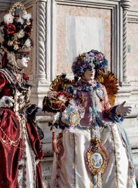Die Kostümierten der Karnevalsparade von Venedig 2026 vor der Kirche San Zaccaria.