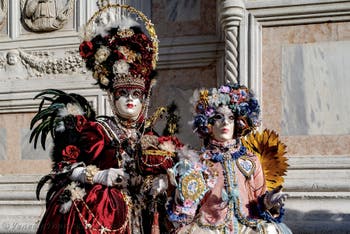 Die Kostümierten der Karnevalsparade von Venedig 2026 vor der Kirche San Zaccaria.