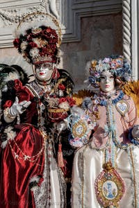 Die Kostümierten der Karnevalsparade von Venedig 2026 vor der Kirche San Zaccaria.