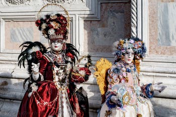 Die Kostümierten der Karnevalsparade von Venedig 2026 vor der Kirche San Zaccaria.