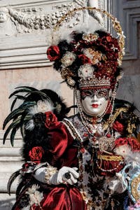 Die Kostümierten der Karnevalsparade von Venedig 2026 vor der Kirche San Zaccaria.