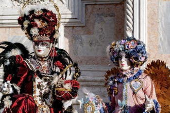 Die Kostümierten der Karnevalsparade von Venedig 2026 vor der Kirche San Zaccaria.