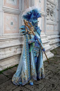 Die Kostümierten der Karnevalsparade von Venedig 2026 vor der Kirche San Zaccaria.