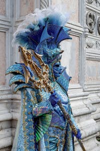 Die Kostümierten der Karnevalsparade von Venedig 2026 vor der Kirche San Zaccaria.