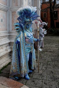Die Kostümierten der Karnevalsparade von Venedig 2026 vor der Kirche San Zaccaria.