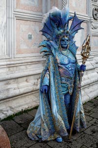 Die Kostümierten der Karnevalsparade von Venedig 2026 vor der Kirche San Zaccaria.