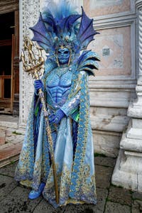 Die Kostümierten der Karnevalsparade von Venedig 2026 vor der Kirche San Zaccaria.