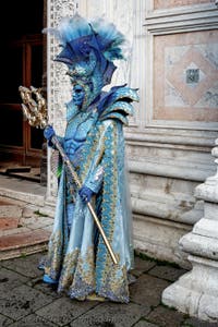 Die Kostümierten der Karnevalsparade von Venedig 2026 vor der Kirche San Zaccaria.